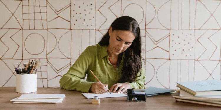 De periodista a calígrafa, así logró Rocío trabajar con Dior y crear las invitaciones de bodas de famosos: ‘La discreción es clave’