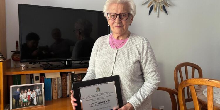 Lali tiene 100 años, una salud envidiable y los médicos le dicen que sus análisis son para enmarcarlos: ‘Me caducan las pastillas’