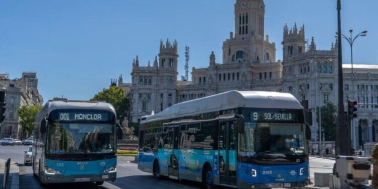 Guía de movilidad por el desfile del 12 de octubre: cortes de tráfico y 48 líneas de la EMT afectadas en Madrid