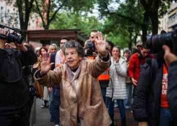 Suspendido el desahucio de Maricarmen, la vecina de Retiro de 87 años: ‘Aquí me quedo y moriré’