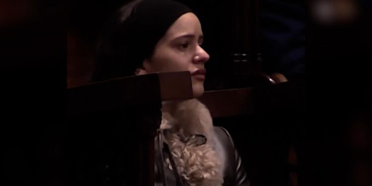 Rosalía se emociona escuchando el ‘Virolai’ interpretado por la Escolania de Montserrat