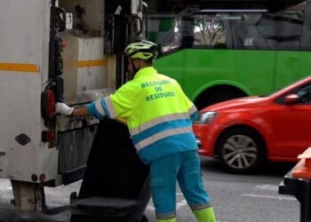 La tasa de basuras enfrenta a Almeida con la oposición: Más Madrid y PSOE reclaman una fórmula más ‘justa’, mientras Vox exige eliminarla
