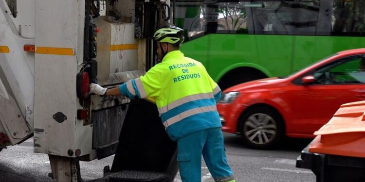 La tasa de basuras enfrenta a Almeida con la oposición: Más Madrid y PSOE reclaman una fórmula más ‘justa’, mientras Vox exige eliminarla