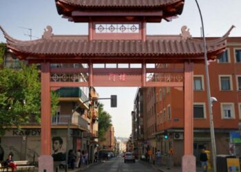 Los arcos chinos de la polémica en Usera: ‘No sé hasta qué punto ayuda al barrio esta turistificación’