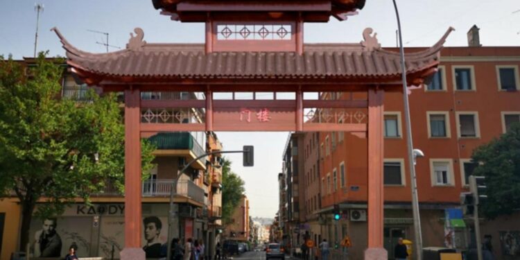 Los arcos chinos de la polémica en Usera: ‘No sé hasta qué punto ayuda al barrio esta turistificación’
