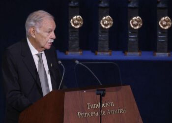 Eduardo Mendoza se declara ‘una joven promesa’ y bromea sobre la vanidad al recibir el Premio ‘Princesa’ de las Letras