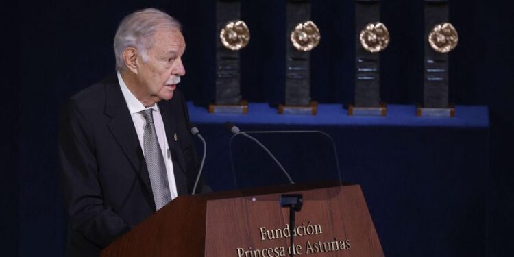 Eduardo Mendoza se declara ‘una joven promesa’ y bromea sobre la vanidad al recibir el Premio ‘Princesa’ de las Letras