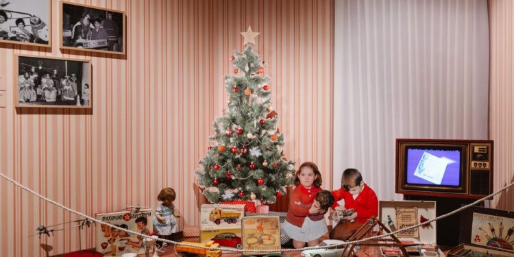 De la Mariquita Pérez al Scalextric y a los grandes bazares de otra época: el Madrid más juguetero se expone en Delicias