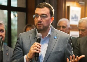 Adrián Barbón plantea que la fiesta nacional se celebre más allá de Madrid y rote en las comunidades autónomas