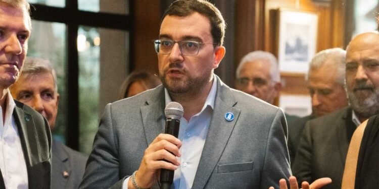 Adrián Barbón plantea que la fiesta nacional se celebre más allá de Madrid y rote en las comunidades autónomas