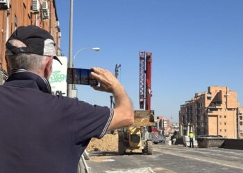 Descubrimos el personaje oculto que fotografía a diario las obras del soterramiento de la A-5 desde ‘@SeguimosObrasA5’