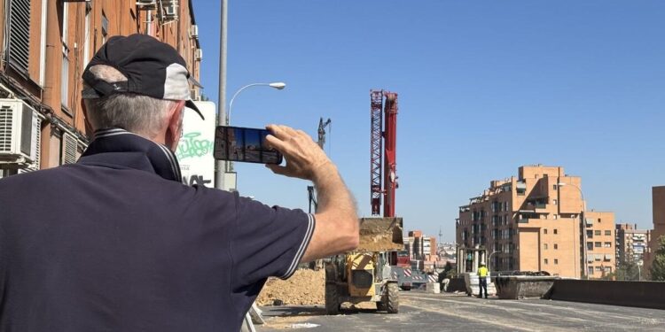 Descubrimos el personaje oculto que fotografía a diario las obras del soterramiento de la A-5 desde ‘@SeguimosObrasA5’