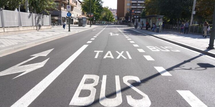 ¿Cómo funcionan los carriles bus-taxi de Madrid? Estos son los únicos vehículos que pueden circular por ellos y las excepciones que se admiten