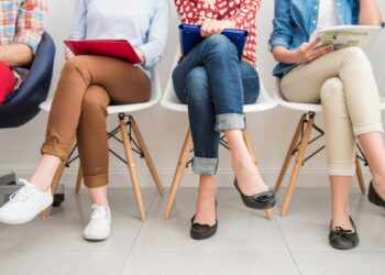 ¿Por qué movemos la pierna o las manos sin darnos cuenta? La psicóloga responde