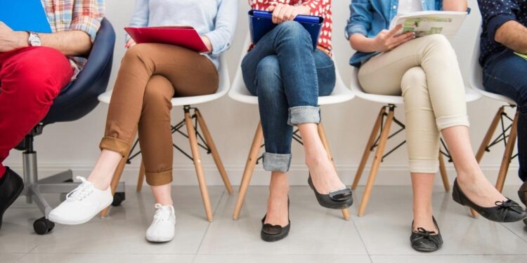 ¿Por qué movemos la pierna o las manos sin darnos cuenta? La psicóloga responde