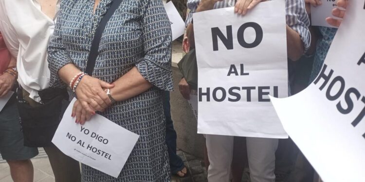 El Ayuntamiento concede la licencia de actividad al hostal del Parque de las Avenidas