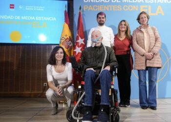Residencia, nuevas unidades hospitalarias, banco de voz, condecoraciones…: Ayuso hace bandera de la lucha contra la ELA en Madrid