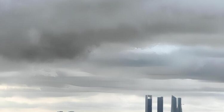 La AEMET avisa: la lluvia se instala en Madrid este miércoles