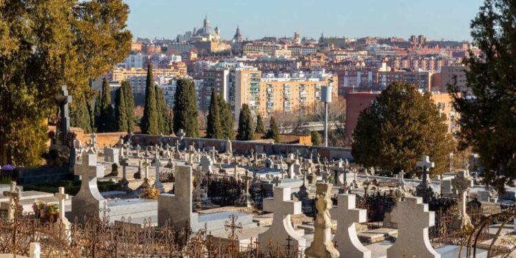 Las rutas y horarios para visitar los cementerios de Carabanchel durante la semana de Todos los Santos