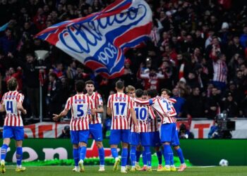 La cabeza de Giménez lleva al Atlético al delirio en el descuento