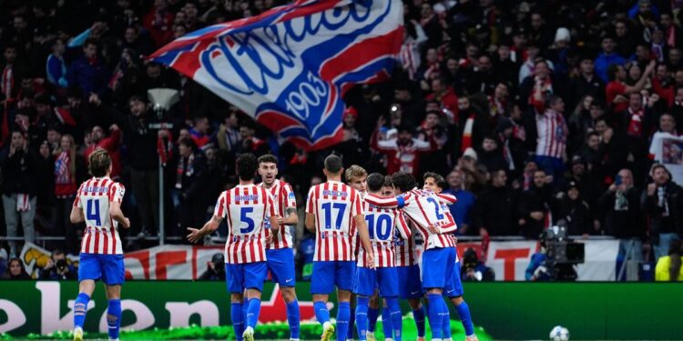 La cabeza de Giménez lleva al Atlético al delirio en el descuento