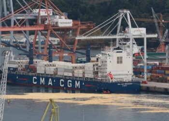 Dos heridos, uno grave, tras la rotura de un tanque que vertió aceite de palma en la ría de Vigo