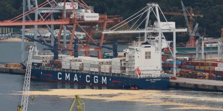 Dos heridos, uno grave, tras la rotura de un tanque que vertió aceite de palma en la ría de Vigo