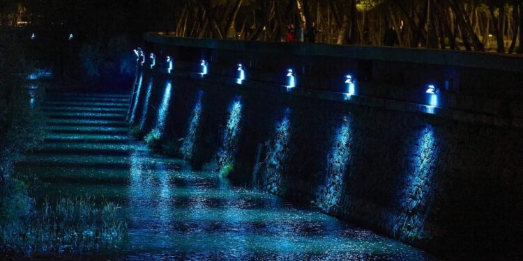 Nueva iluminación nocturna en la presa 6 del Manzanares entre el puente Oblicuo y la pasarela de Andorra
