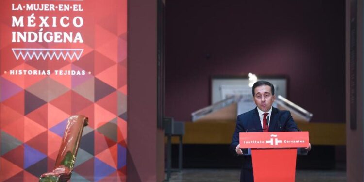 Una ambiciosa exposición para limar asperezas entre España y México, disculpa de Albares incluida