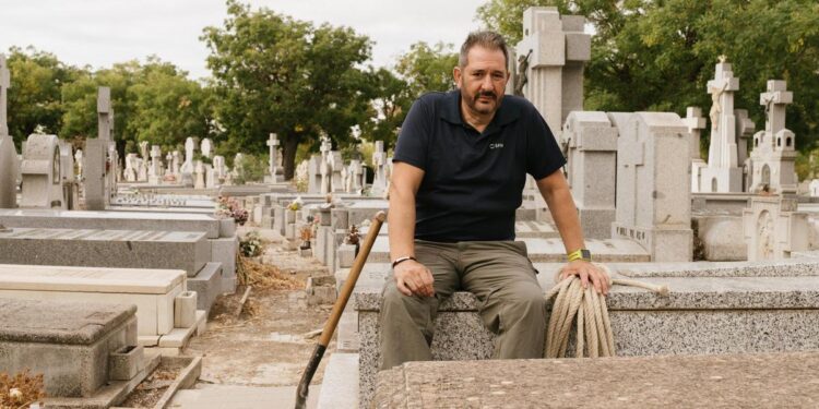 El enterrador de Madrid que se enfrentó al 11-M, Spanair y el covid: ‘No todo el mundo está preparado para algo así’