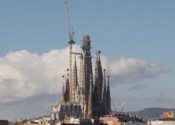 La Sagrada Familia de Barcelona coloca el primer elemento de la cruz de la torre de Jesucristo