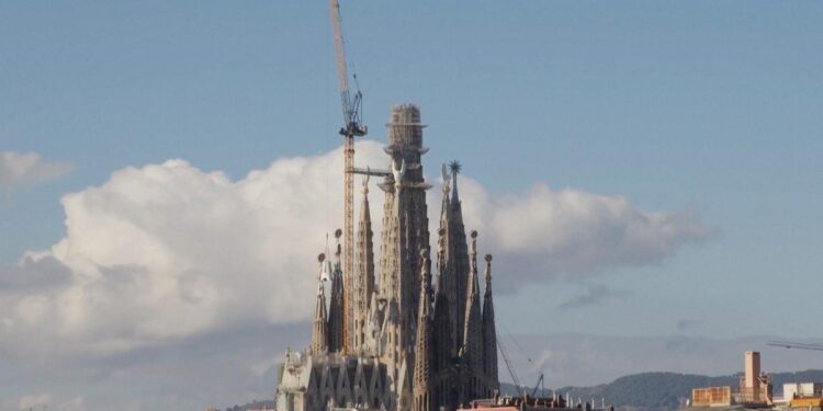 La Sagrada Familia de Barcelona coloca el primer elemento de la cruz de la torre de Jesucristo