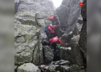 Rescatado un senderista de 32 años tras caer y quedarse enriscado en Guadarrama