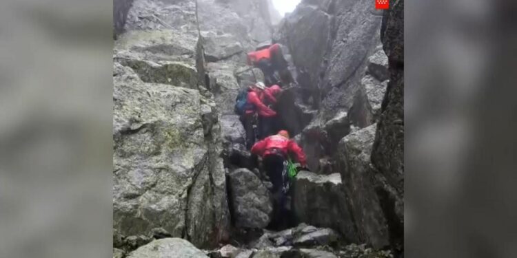 Rescatado un senderista de 32 años tras caer y quedarse enriscado en Guadarrama