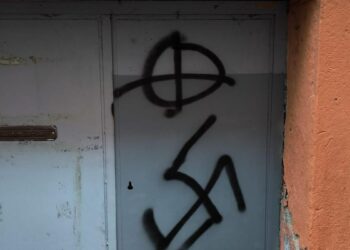 Los vecinos de Hortaleza denuncian pintadas de esvásticas y una agresión con gas pimienta tras un concierto: ‘Así es esta gentuza’