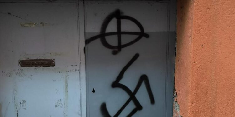 Los vecinos de Hortaleza denuncian pintadas de esvásticas y una agresión con gas pimienta tras un concierto: ‘Así es esta gentuza’