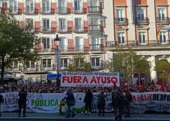 Estudiantes, profesores y sindicatos se concentran frente a la Consejería de Educación: ‘Quieren asfixiar a la uni y no vamos a parar’