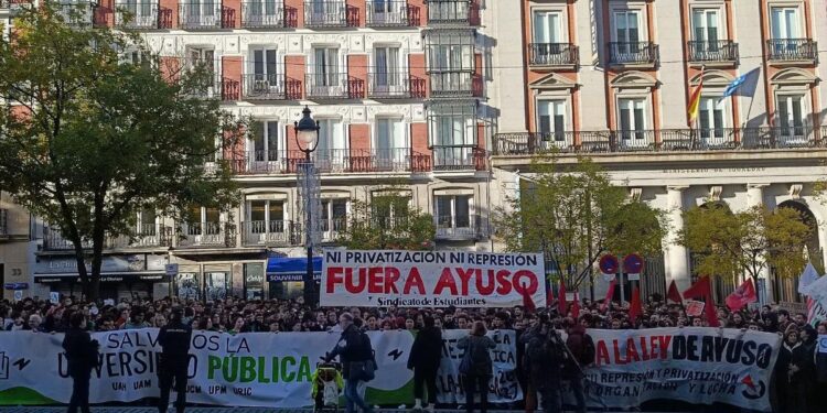 Estudiantes, profesores y sindicatos se concentran frente a la Consejería de Educación: ‘Quieren asfixiar a la uni y no vamos a parar’