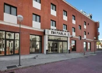 La Policía desaloja el antiguo hotel NH tras ser okupado por 60 personas en Parla