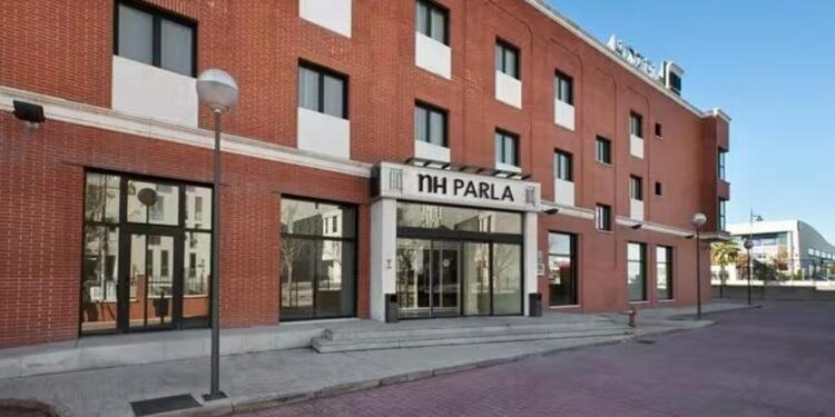 La Policía desaloja el antiguo hotel NH tras ser okupado por 60 personas en Parla