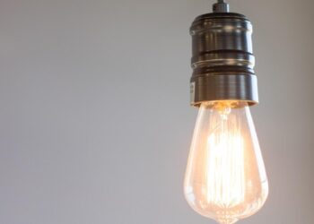 ¿Por qué no deberías mirar cualquier luz a menos de 20 centímetros de distancia?