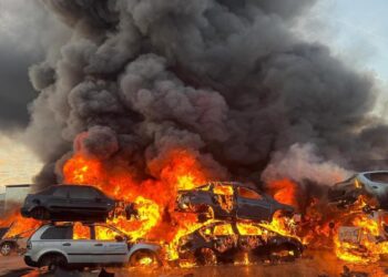 Impresionante incendio en un desguace de San Martín de la Vega en Madrid