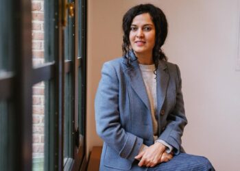 Aliyeh Ataei, escritora iraní: ‘Si los políticos leyeran mis libros, quizá detendrían las guerras. Pero están muy ocupados matando’