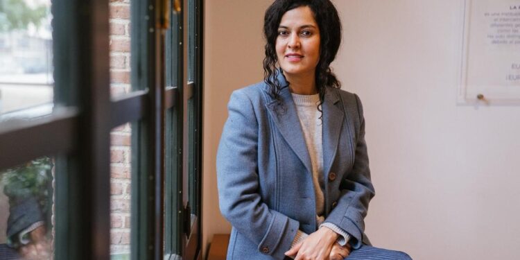 Aliyeh Ataei, escritora iraní: ‘Si los políticos leyeran mis libros, quizá detendrían las guerras. Pero están muy ocupados matando’