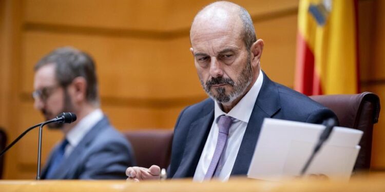 El presidente del Senado, pillado por un micrófono abierto: ‘Les importa tres…’