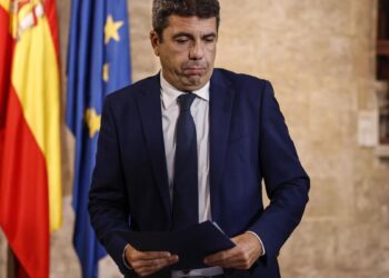 Mazón dimite sin convocar elecciones y se queda como diputado