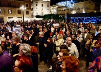 Cientos de personas se concentran en la plaza de la Virgen de Valencia pese a la dimisión de Mazón