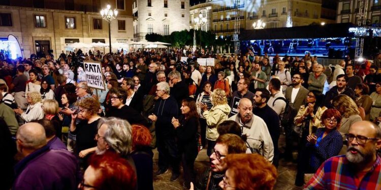 Cientos de personas se concentran en la plaza de la Virgen de Valencia pese a la dimisión de Mazón