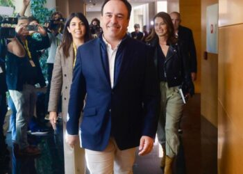 La llegada de Pérez Llorca a les Corts para el registro de su candidatura a presidir la Generalitat