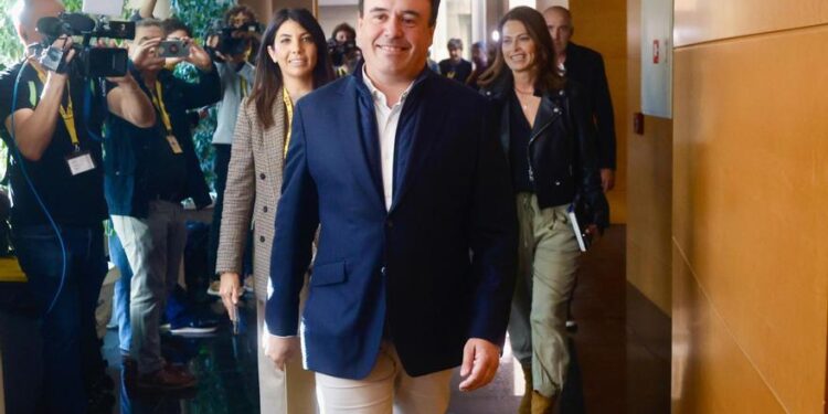 La llegada de Pérez Llorca a les Corts para el registro de su candidatura a presidir la Generalitat